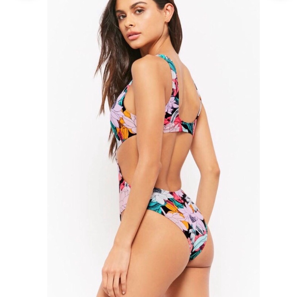 NWOT Forever 21 cutout one piece bathing suit